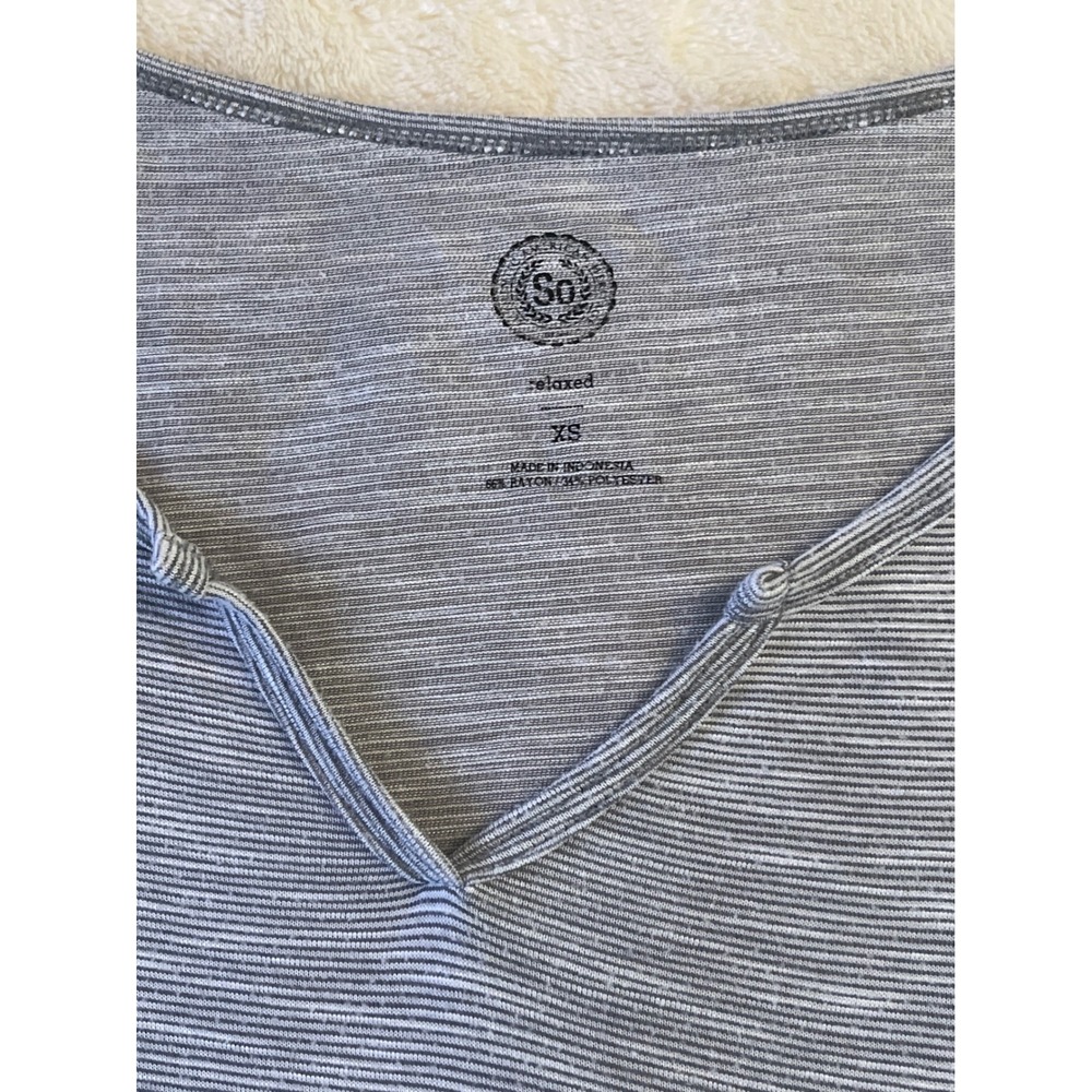Relaxed Grey Space Dye Stripe Notched V-Neck Short Sleeve Tee XS - Picture 2 of 3